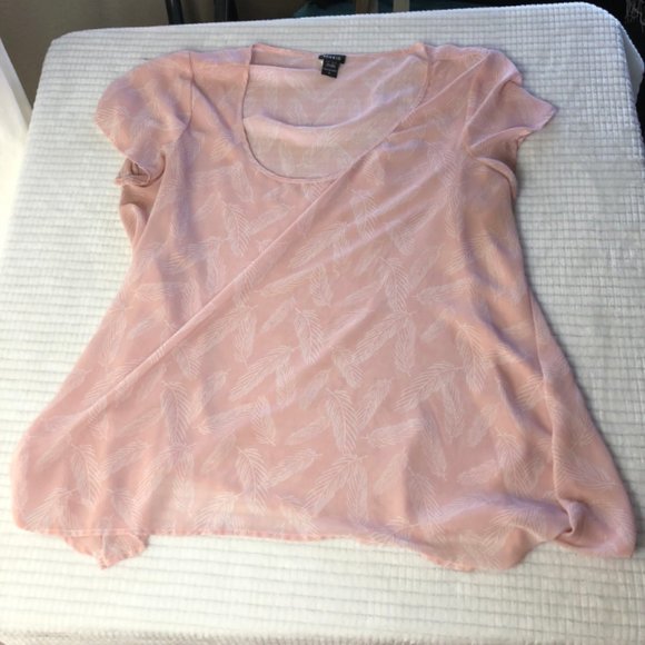 Torrid Pink Feather Print Sharkbite Blouse SZ 2 - Picture 5 of 8